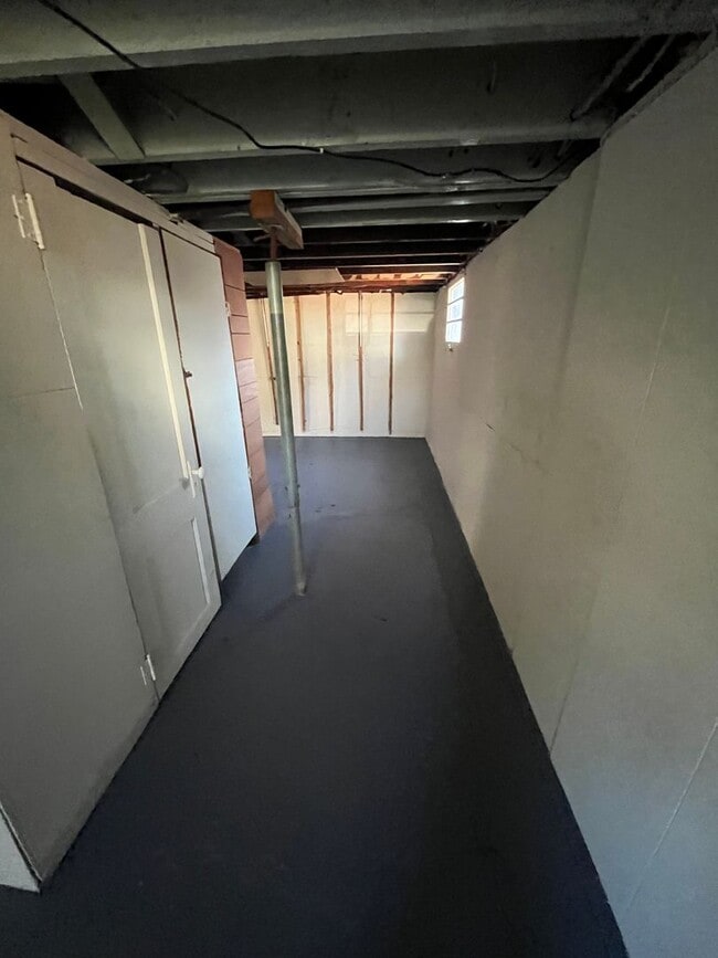 Building Photo - 113 E Spring St