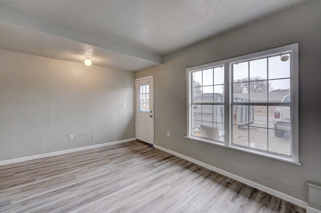 Building Photo - 1 Bedroom/1 Bathroom Available Now!