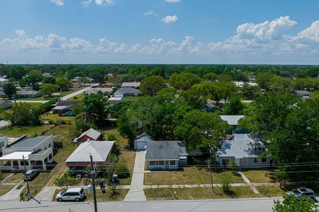 Building Photo - Charming 2/1 Home w/ Partially Fenced Yard in St. Cloud
