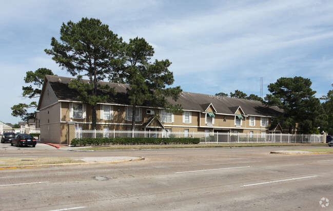 Building Photo - English Oaks