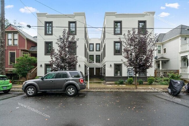 Building Photo - Sleek 3-Level Townhome in Hosford-Abernethy – Pet Friendly with W/S/G Included! Available Now!