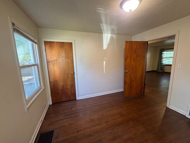 Building Photo - Charming 2BR 1 BA Unit • Carport • Fenced Yard in Independence