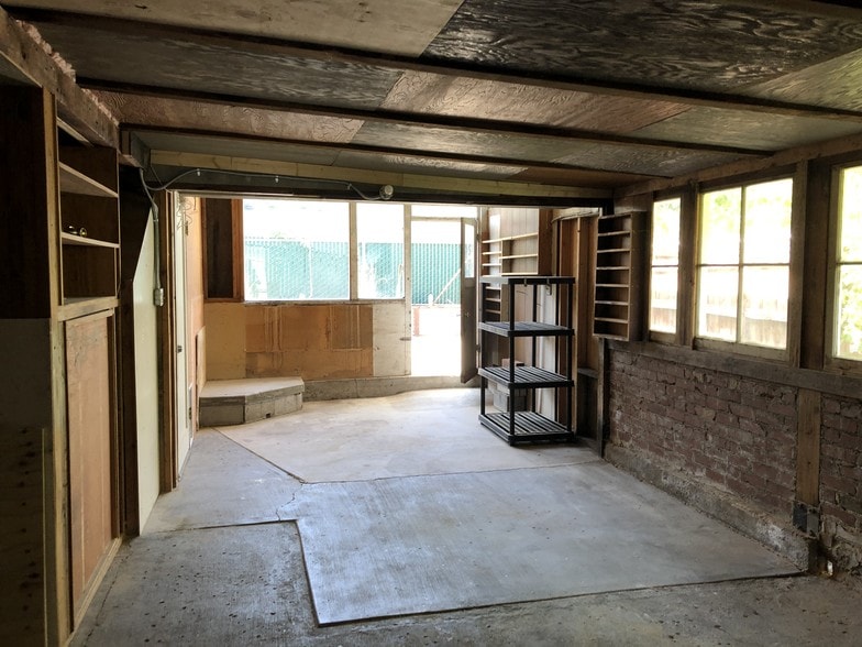 garage - 795 Roberts St