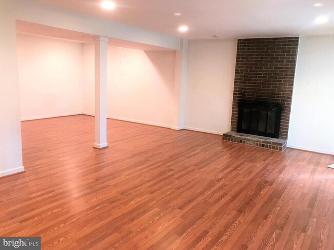 Building Photo - Serene Springfield Home Backing to Wooded ...