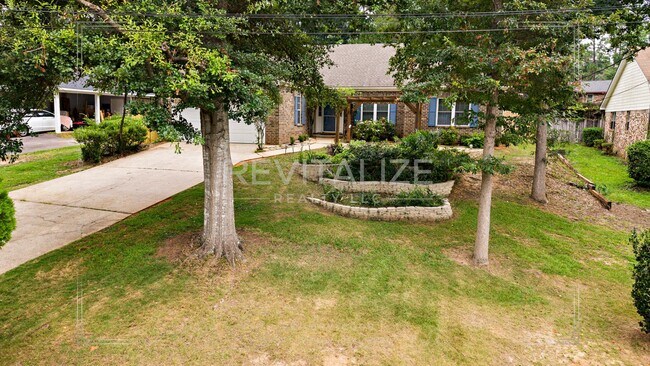 Building Photo - Daphne 3BR/2BA + Bonus Den – Spacious, Stylish & Full of Charm!