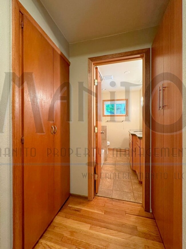 Building Photo - Stunning & Spacious South Hill Home