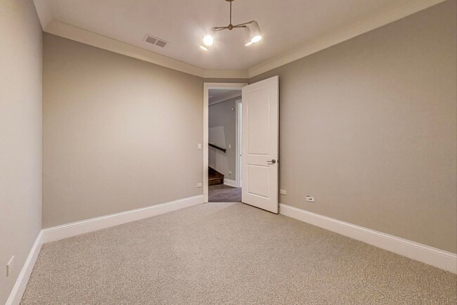 Building Photo - 2038 N Burling St