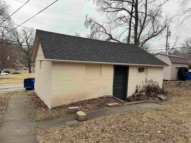 Building Photo - 824 Tremont Ave