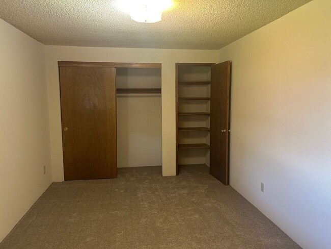 Building Photo - 2 BD Duplex with Garage!