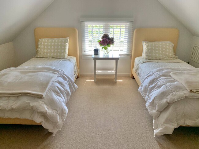 Building Photo - 81 Hampton St