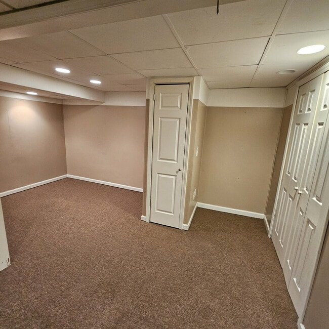 Building Photo - 2 Bedroom, 1.5 Bath Townhouse with Galley Kitchen & All Appliances, Open Living Area, Finished Ba...