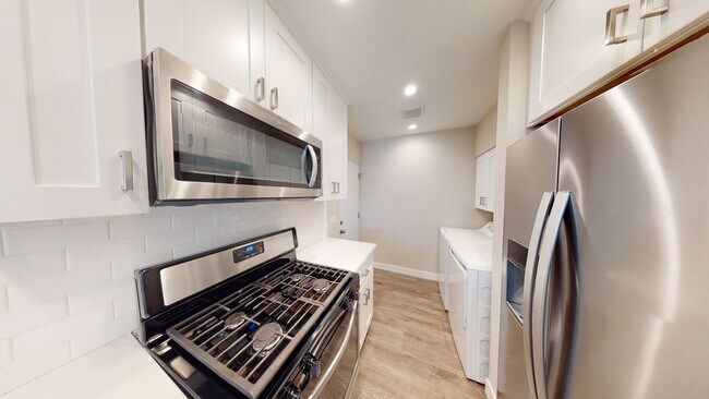 Building Photo - Newly Renovated, Quick to Campus (Lease ou...