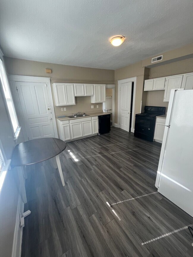 Building Photo - 235 Emming St