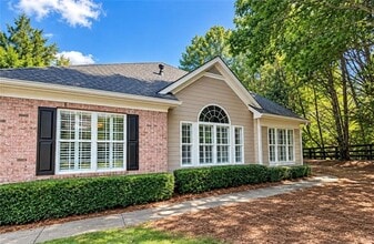 Building Photo - 2100 Village Ln