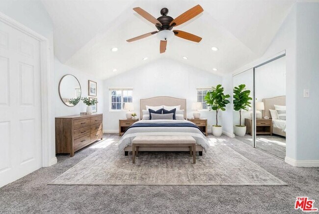 Building Photo - 1609 E Hillcrest Dr