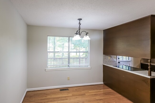 Building Photo - Gorgeous 4 Bedroom with Spacious Backyard