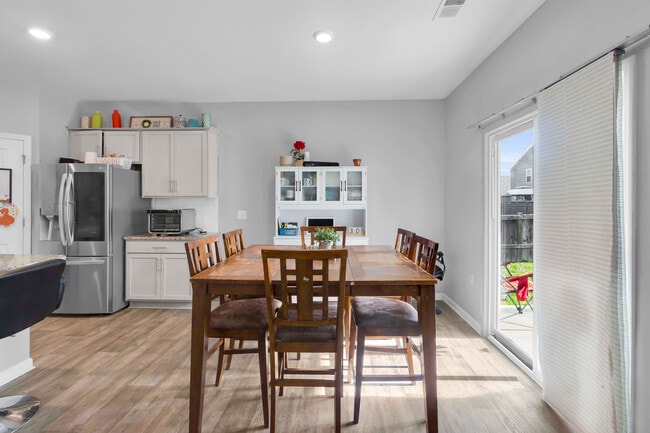 Building Photo - 402 Isabelle St