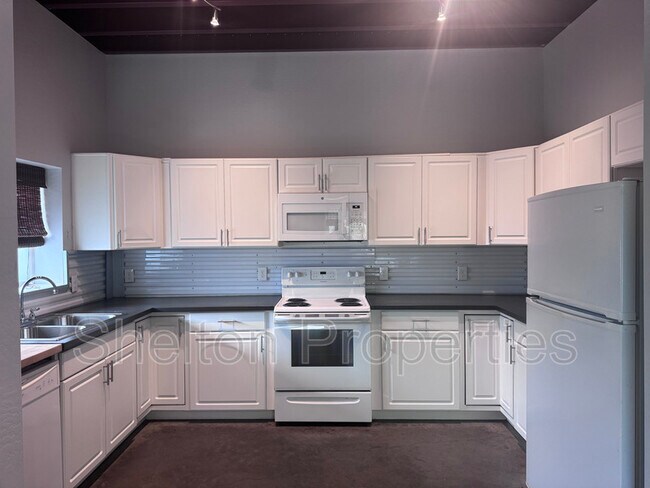 Building Photo - 2121 W Hayward Ave