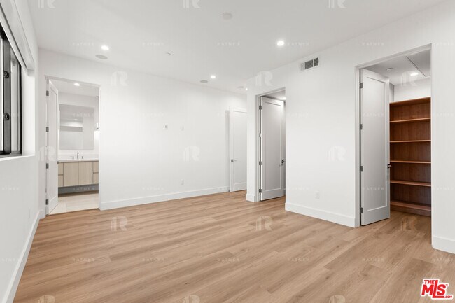 Building Photo - 1545 1/2 Hi Point St