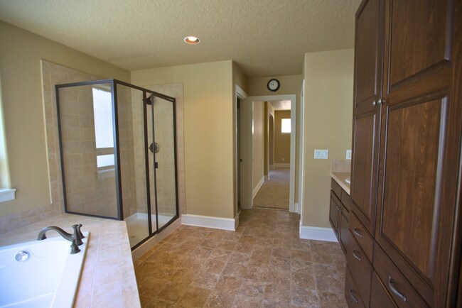 Building Photo - King City 3 Bedroom Plus Den available now !