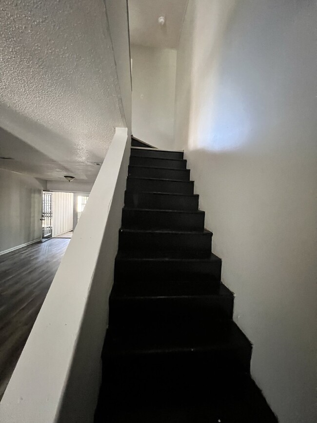 Building Photo - Townhouse For Rent