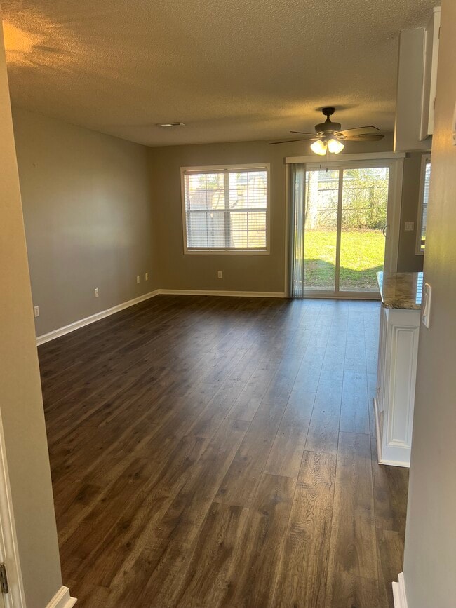 Building Photo - 160 Commons Dr