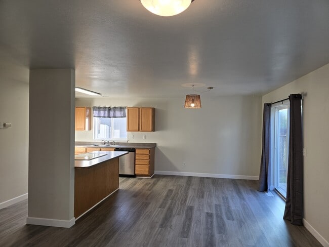 Building Photo - 745 Linda Ln