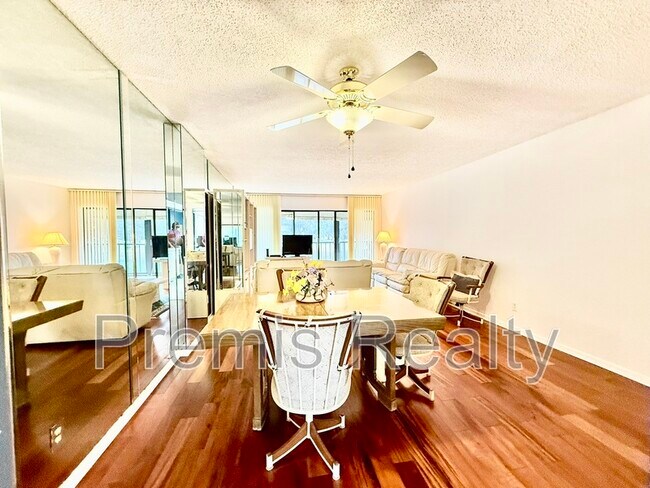 Building Photo - 2900 Cove Cay Dr