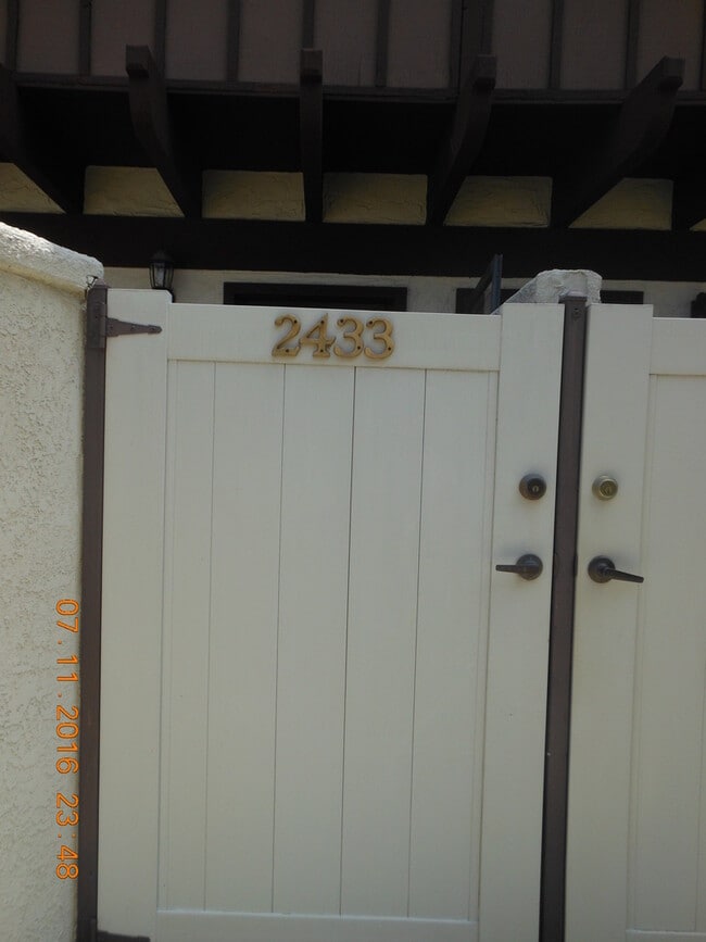 Building Photo - Spacious Two Bedroom Townhouse in Torrance $3,150
