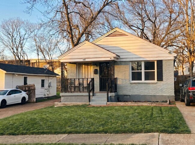 Building Photo - 1402 Gold Ave