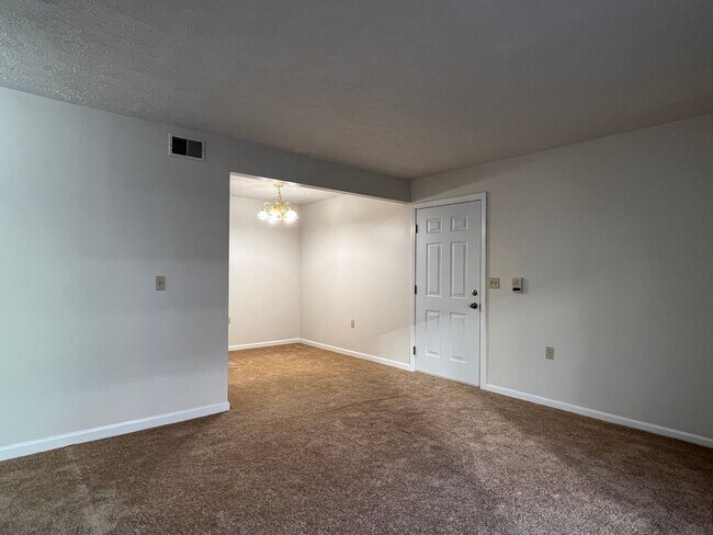Building Photo - Downtown 2-Bdr 2-Bth Condo - First Floor -...