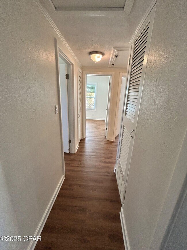 Building Photo - 427 S Macarthur Ave