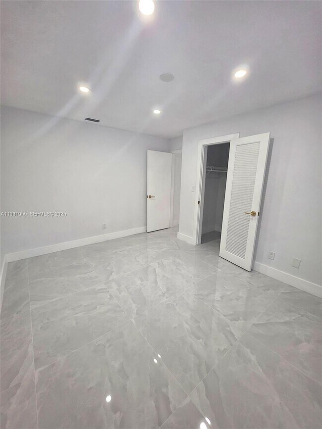 Building Photo - 5095 SW 73rd Ave