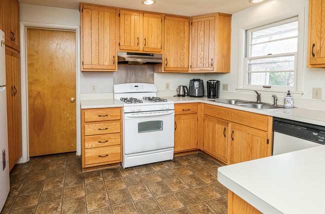 Building Photo - 314 S Arbutus Dr