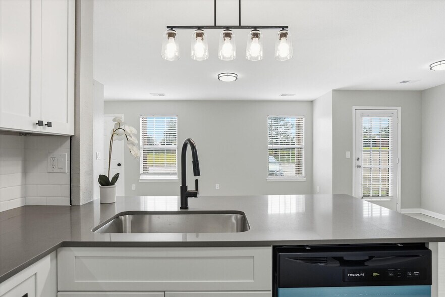 Building Photo - Villa Estates at Lenexa