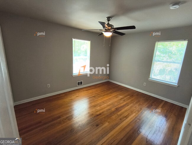 Building Photo - 819 Forrest Cir SE