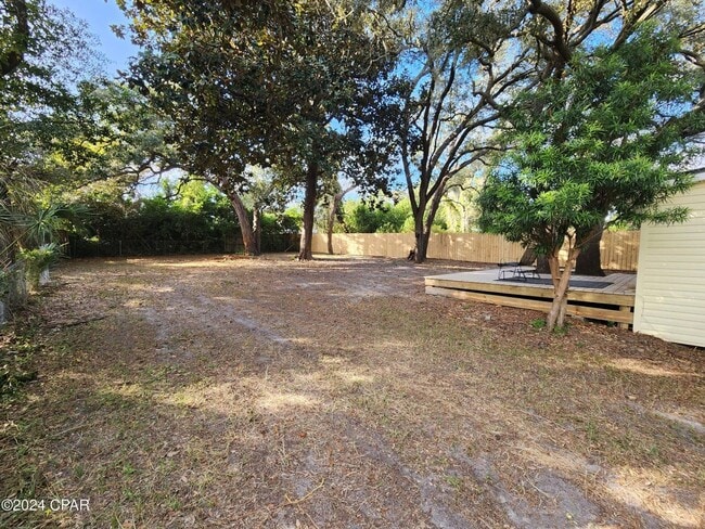 Building Photo - Tiny home vibe on a large private lot!!