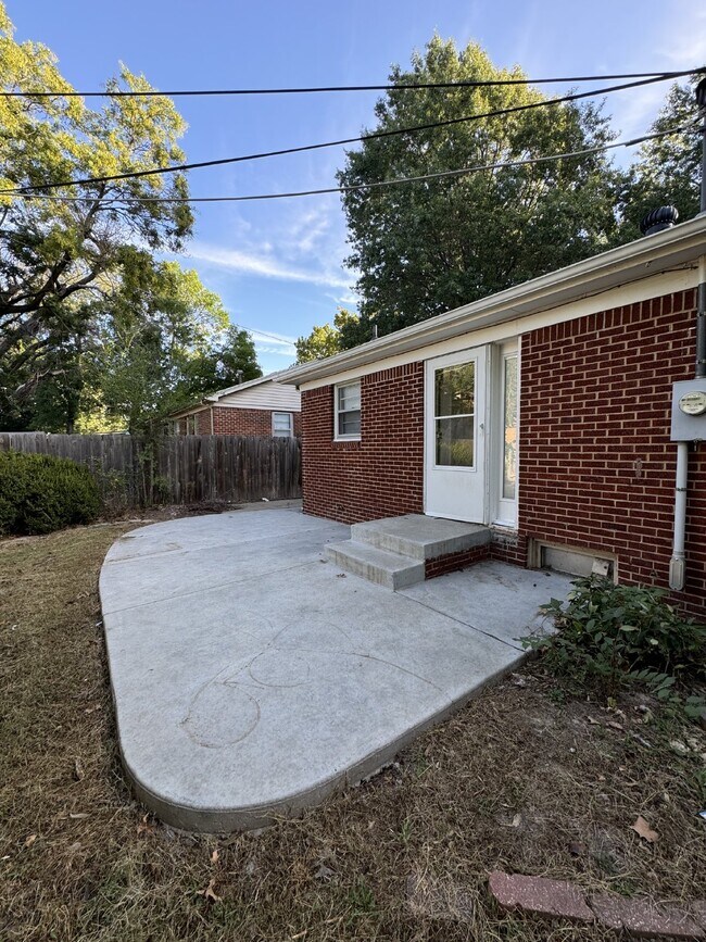 Building Photo - 3 bedroom, 1 bathroom house with partially...