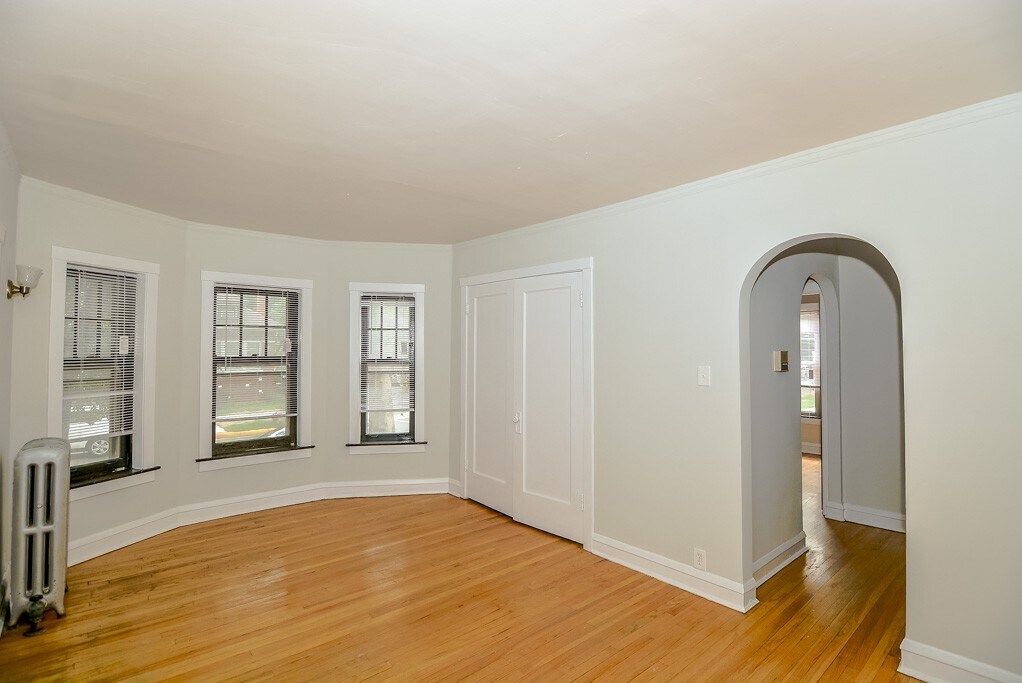 Building Photo - 2208 W Ainslie