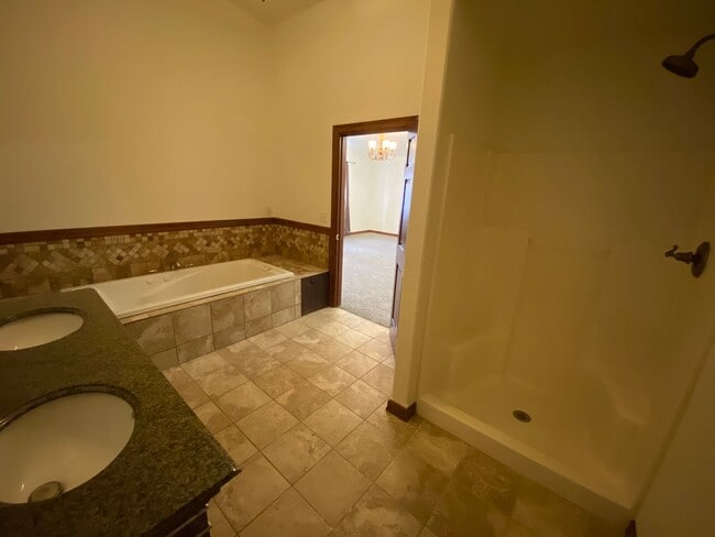 Building Photo - Spacious 2500 sq ft Apartment with Breathtaking Views!!