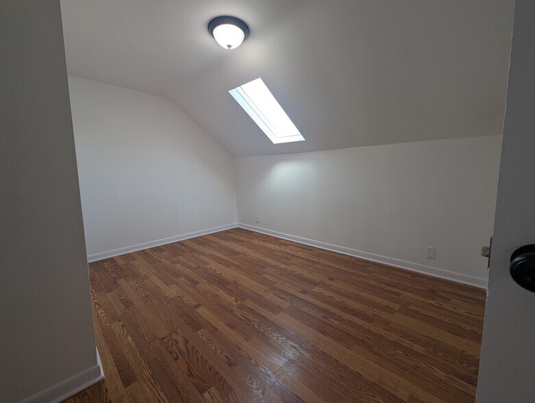 Building Photo - 1520 W Melrose St