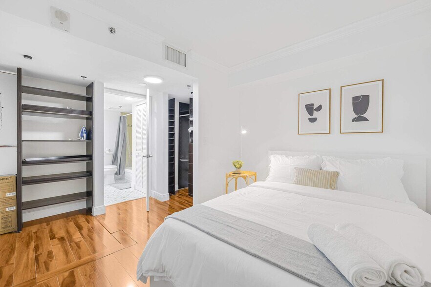 Building Photo - 1 SE 12th St