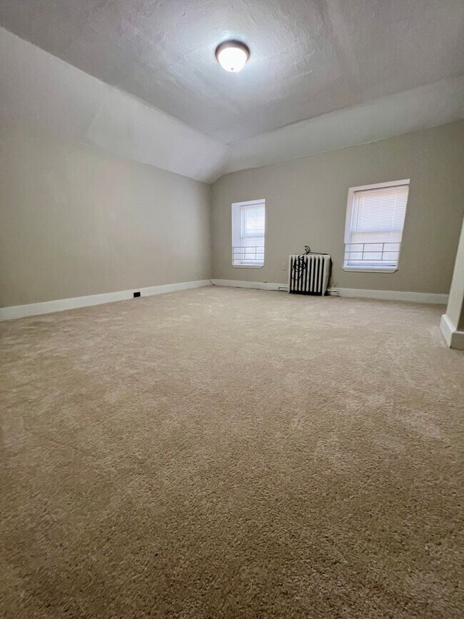 Building Photo - 3-Bedroom + Bonus Room | 1-Bath End-of-Row Townhome in Norristown – Available Now!