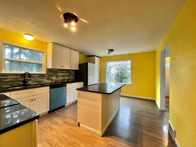 Building Photo - Cozy Bremerton Home on Large Corner Lot