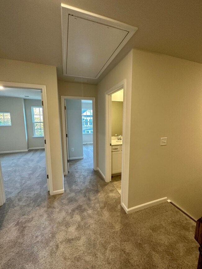 Building Photo - Elegant Townhome located in Ballantyne!
