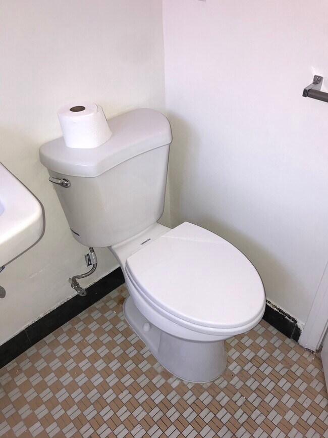 Building Photo - 4156 Rosewood Ave