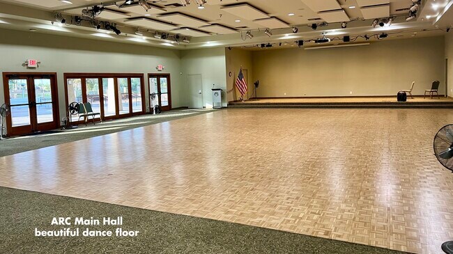 Building Photo - Golfside Villa