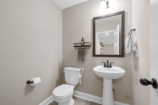 Building Photo - Like New Home Minutes from Fort Campbell!