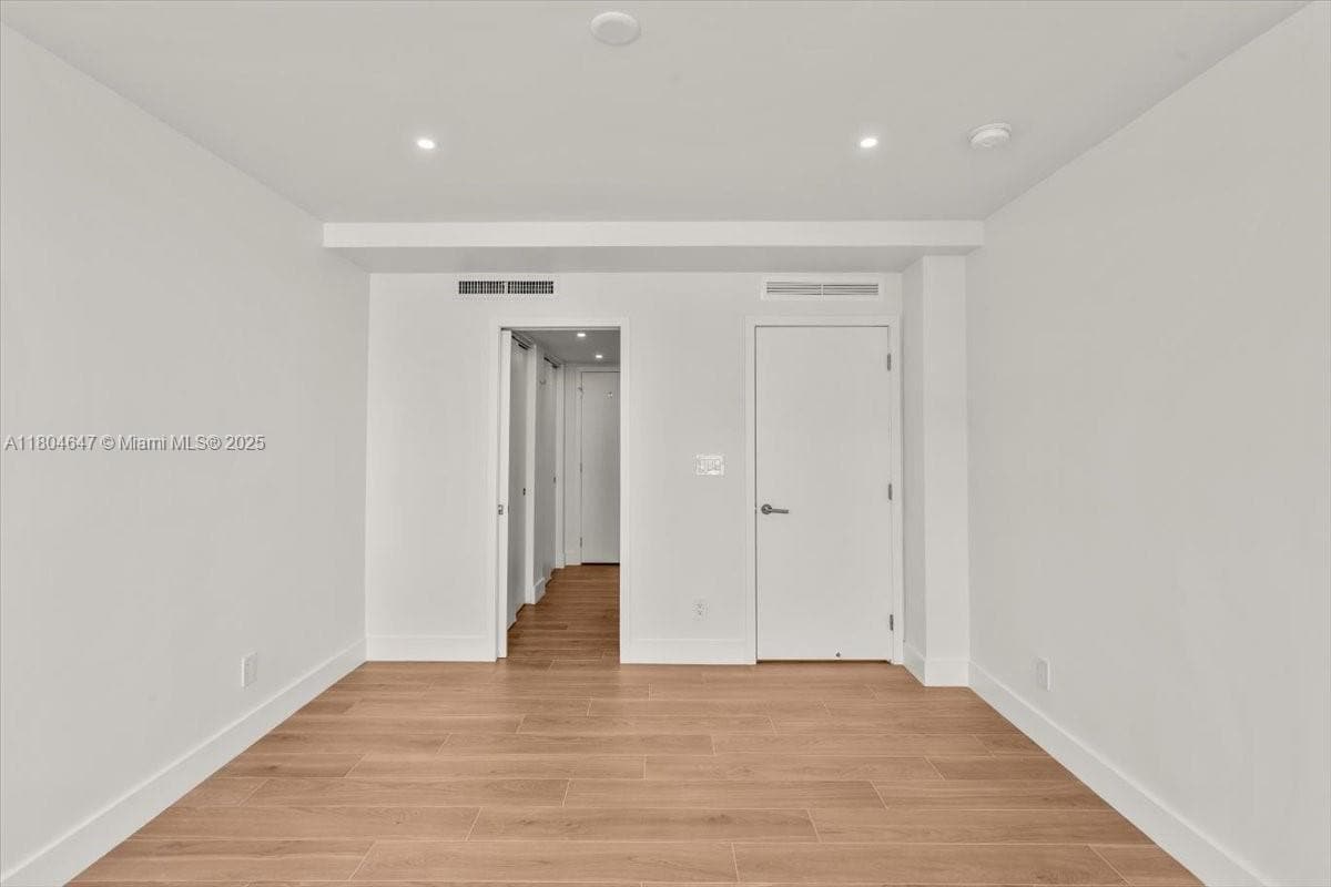 Building Photo - 1430 Brickell Bay Dr