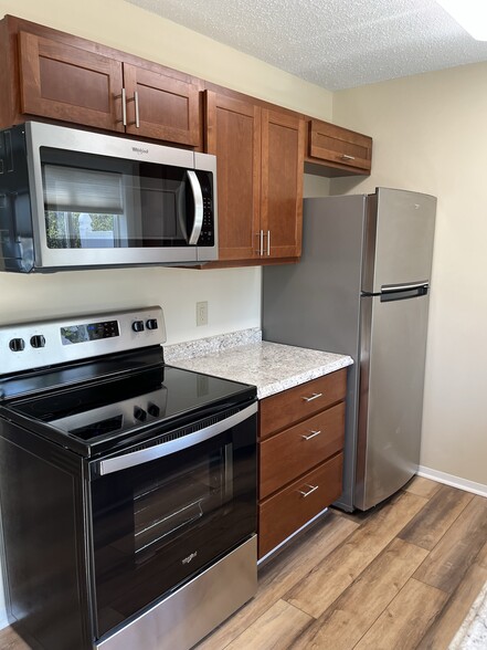 Oven, Microwave & Refrigerator - O1 Grandview Dr